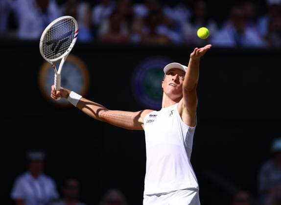 Wimbledon Championships 2025 AELTC, Day Thirteen, London, UK - 12 07 2025 Iga Swiatek (POL) serves during the Ladies Final against Amanda Anisimova (USA) in the 2025 Wimbledon Championships London Wimbledon London GBR, UK NEWSPAPERS OUT Copyright: xMarkxGreenwoodx