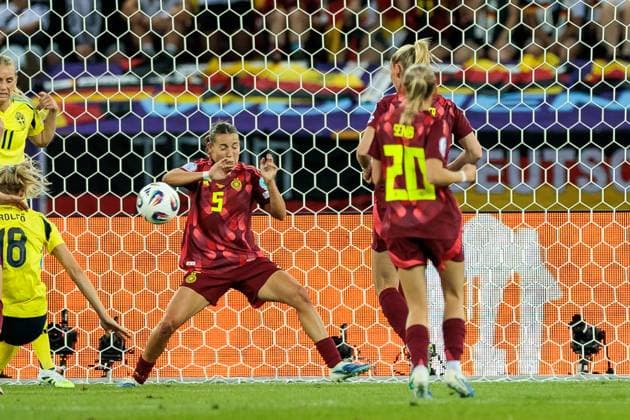 UEFA Womens Euro 2025 Sweden Germany 12 07 2025 Carlotta Wamser Germany, 5 tries to save Handball, red UEFA Womens Euro 2025 Sweden Germany Zurich, Letzigrund on 12 07 2025 Copyright: xBEAUTIFULxSPORTS Wunderlx