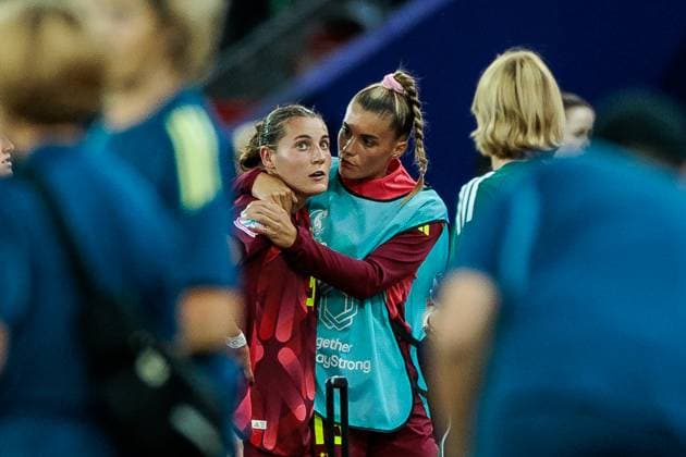 UEFA Womens Euro 2025 Sweden Germany 12 07 2025 Carlotta Wamser Germany, 5 leaves the pitch with red, Selina Cerci Germany, 15 consoles UEFA Womens Euro 2025 Sweden Germany Zurich, Letzigrund on 12 07 2025 Copyright: xBEAUTIFULxSPORTS Wunderlx