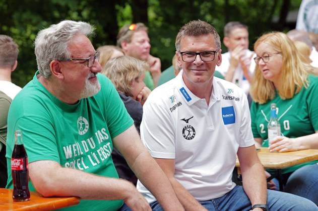 12 07 2025, xovx, Handball Bundesliga, HSG Wetzlar, Sommerfest HSG Wetzlar Fanclub Grün Weiß The HSG Wetzlar team presents itself with team and responsible persons at the summer party of the HSG Wetzlar Fanclub Grün Weiß Schöffengrund Schwalbach Grillhütte Hessen Germany DE at the start of the 2025 2026 season