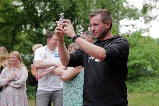 12 07 2025, xovx, Handball Bundesliga, HSG Wetzlar, Sommerfest HSG Wetzlar Fanclub Grün Weiß The HSG Wetzlar team presents itself with team and responsible persons at the summer party of the HSG Wetzlar Fanclub Grün Weiß Schöffengrund Schwalbach Grillhütte Hessen Germany DE at the start of the 2025 2026 season