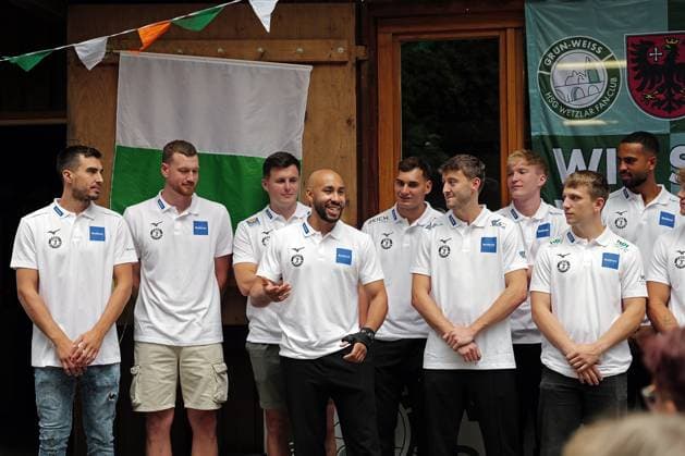 12 07 2025, xovx, Handball Bundesliga, HSG Wetzlar, Sommerfest HSG Wetzlar Fanclub Grün Weiß The HSG Wetzlar team presents itself with team and responsible persons at the summer party of the HSG Wetzlar Fanclub Grün Weiß Schöffengrund Schwalbach Grillhütte Hessen Germany DE at the start of the 2025 2026 season