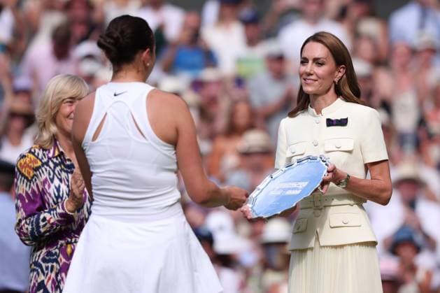 Catherine, Princess of Wales presents the trophy to finalist Amanda Anisimova Tennis Wimbledon 2025 Grand Slam ITF ATP WTA AELTC London Great Britain 12 July 2025 Copyright: xJuergenxHasenkopfx