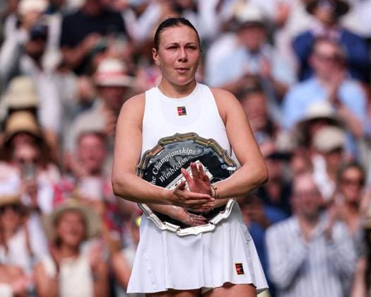 Finalist Amanda Anisimova during the award ceremony, Presentation Tennis Wimbledon 2025 Grand Slam ITF ATP WTA AELTC London Great Britain 12 July 2025 Copyright: xJuergenxHasenkopfx