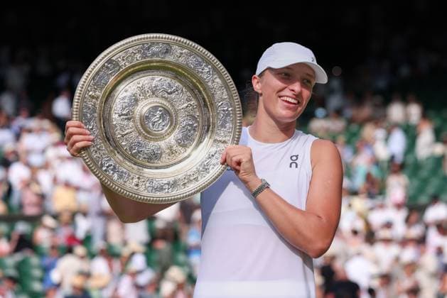 Winner Iga Swiatek with the trophy, Women Singles, Ladies Singles, Award Ceremony, Presentation Tennis Wimbledon 2025 Grand Slam ITF ATP WTA AELTC London Great Britain 12 July 2025 Copyright: xJuergenxHasenkopfx