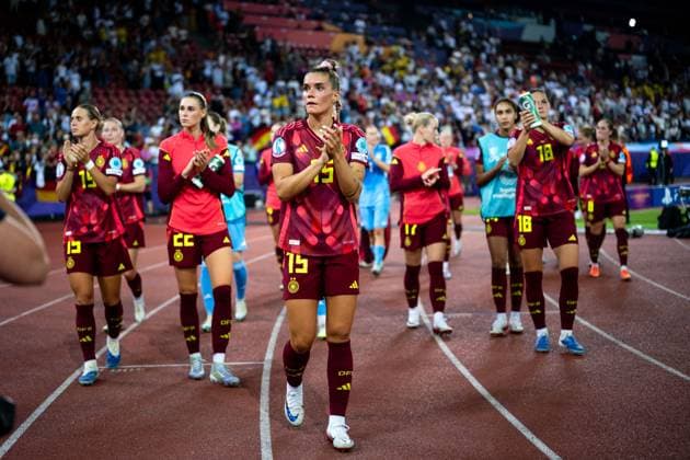 Selina Cerci Germany, 15 and team are disappointed about the 4 1 defeat and thank the numerous German fans who traveled with them on a lap of honor, SUI, Sweden vs. Germany, Football, UEFA Womens Euro 2025, Group C, Matchday 3, Season 2024 2025, 12 07 2025 SUI, Sweden vs. Germany, Football, UEFA Womens Euro 2025, Group C, Matchday 3, Season 2024 2025, 12 07 2025 Zuerich Copyright: xEibner-Pressefoto Memmlerx EP_MMR