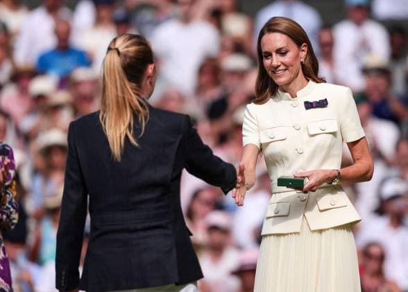 Wimbledon Feature, Catherine, Princess of Wales congratulates umpire Miriam Bley after the Ladies Final, Final, Ladies Singles, Ladies Singles Tennis Wimbledon 2025 Grand Slam ITF ATP WTA AELTC London Great Britain 12 July 2025 Wimbledon Feature,Catherine, Princess of Wales congratulates umpire Miriam Bley after the Ladies Final, Final, Ladies Singles, Ladies Singles Copyright: xJuergenxHasenkopfx