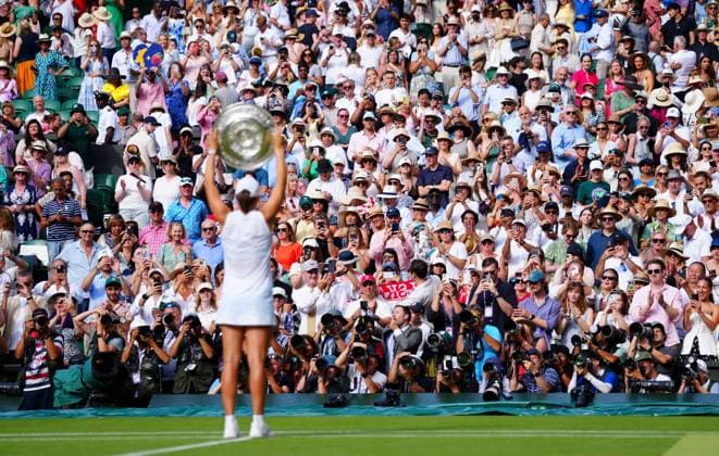 Iga Swiatek celebrates with the Venus Rosewater Dish Wimbledon Tennis Championships, Day 13, The All England Lawn Tennis and Croquet Club, London, UK - 12 Jul 2025London The All England Lawn Tennis and United Kingdom  Copyright: xJavierxGarcia Shutterstockx 15392293il