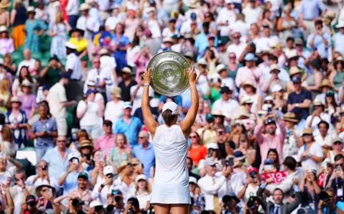 Iga Swiatek celebrates with the Venus Rosewater Dish Wimbledon Tennis Championships, Day 13, The All England Lawn Tennis and Croquet Club, London, UK - 12 Jul 2025London The All England Lawn Tennis and United Kingdom  Copyright: xJavierxGarcia Shutterstockx 15392293ij