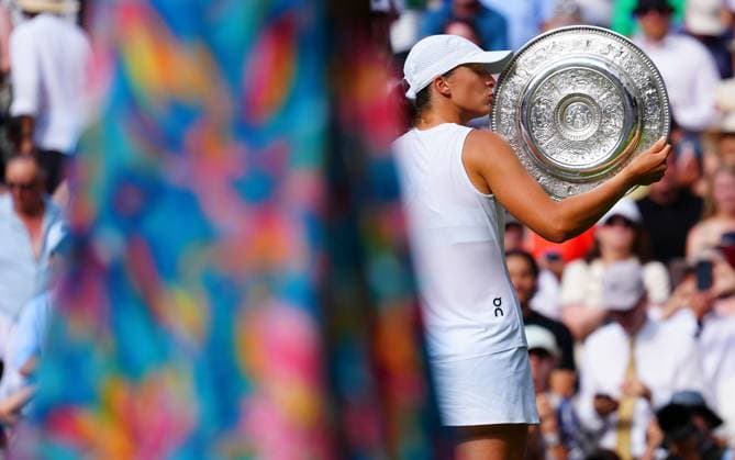 Iga Swiatek kisses the Venus Rosewater Dish as the presentation party leave the court in colourful dresses Wimbledon Tennis Championships, Day 13, The All England Lawn Tennis and Croquet Club, London, UK - 12 Jul 2025London The All England Lawn Tennis and United Kingdom  Copyright: xJavierxGarcia Shutterstockx 15392293ia