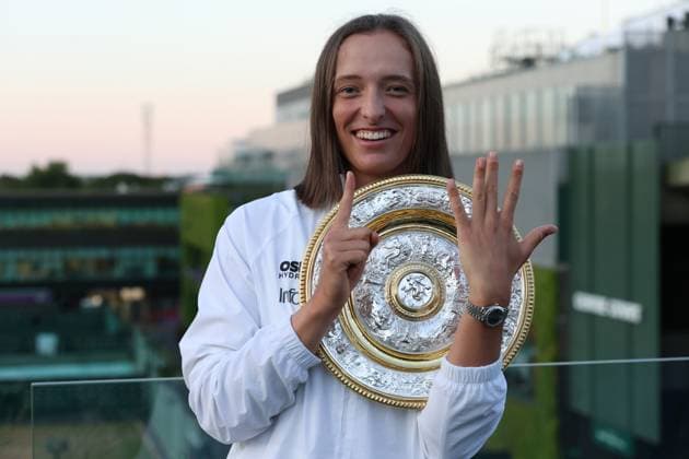 July 13, 2025, London, Celestynow, England: IGA SWIATEK of Poland celebrates the winning of final the Championships 2025 at Wimbledon AELTC in London. London England - ZUMAc278 20250713_zsp_c278_009 Copyright: xMarcinxCholewinskix