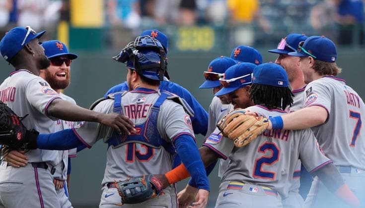 July 12, 2025: The Mets celebrate the win against the Royalss at Kauffman Stadium Kansas City, Missouri. CSM. Kansas City United States - ZUMAc04_ 20250712_zma_c04_101 Copyright: xJonxRobichaudx