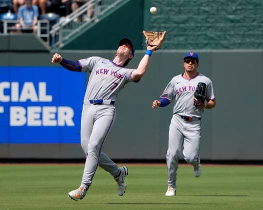 July 12, 2025: New York Mets second base Brett Baty (7) make a catch in shallow right field against the Royals at Kauffman Stadium Kansas City, Missouri. CSM. Kansas City United States - ZUMAc04_ 20250712_zma_c04_113 Copyright: xJonxRobichaudx