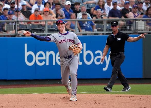 July 12, 2025: New York Mets third base Mark Vientos (27) fires the ball across the infield for the out against the Royals at Kauffman Stadium Kansas City, Missouri. CSM. Kansas City United States - ZUMAc04_ 20250712_zma_c04_115 Copyright: xJonxRobichaudx