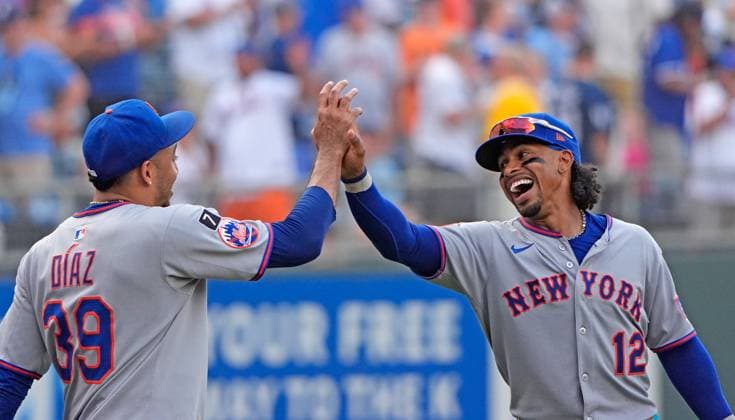July 12, 2025: New York Mets shortstop Francisco Lindor (12) and New York Mets pitcher Edwin DoÂ­az (39) celebrate the win against the Royals at Kauffman Stadium Kansas City, Missouri. CSM. Kansas City United States - ZUMAc04_ 20250712_zma_c04_124 Copyright: xJonxRobichaudx