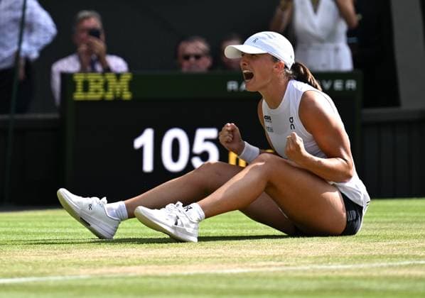 (250713) -- LONDON, July 13, 2025 -- Iga Swiatek celebrates her victory during the women s singles final between Iga Swiatek of Poland and Amanda Anisimova of the United States at the Wimbledon Tennis Championships in London, Britain, July 12, 2025. ) (SP)BRITAIN-LONDON-TENNIS-WIMBLEDON-WOMEN S SINGLES-FINAL ZhaoxDingzhe 