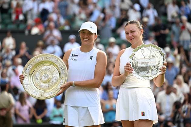(250713) -- LONDON, July 13, 2025 -- Iga Swiatek (L) poses with Amanda Anisimova during the awarding ceremony after the women s singles final between Iga Swiatek of Poland and Amanda Anisimova of the United States at the Wimbledon Tennis Championships in London, Britain, July 12, 2025. ) (SP)BRITAIN-LONDON-TENNIS-WIMBLEDON-WOMEN S SINGLES-FINAL ZhaoxDingzhe 