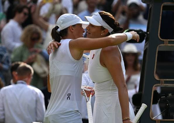 (250713) -- LONDON, July 13, 2025 -- Iga Swiatek (L) greets with Amanda Anisimova after the women s singles final between Iga Swiatek of Poland and Amanda Anisimova of the United States at the Wimbledon Tennis Championships in London, Britain, July 12, 2025. ) (SP)BRITAIN-LONDON-TENNIS-WIMBLEDON-WOMEN S SINGLES-FINAL ZhaoxDingzhe 