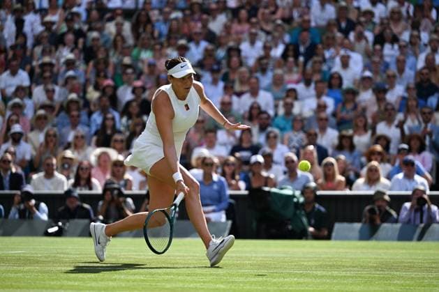 (250713) -- LONDON, July 13, 2025 -- Amanda Anisimova hits a return during the women s singles final between Iga Swiatek of Poland and Amanda Anisimova of the United States at the Wimbledon Tennis Championships in London, Britain, July 12, 2025. ) (SP)BRITAIN-LONDON-TENNIS-WIMBLEDON-WOMEN S SINGLES-FINAL ZhaoxDingzhe 