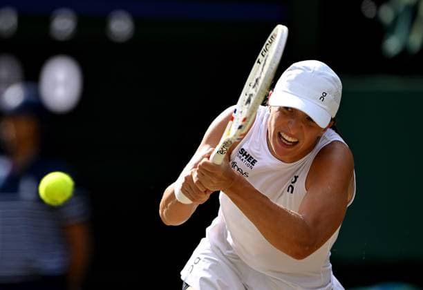 (250713) -- LONDON, July 13, 2025 -- Iga Swiatek hits a return during the women s singles final between Iga Swiatek of Poland and Amanda Anisimova of the United States at the Wimbledon Tennis Championships in London, Britain, July 12, 2025. ) (SP)BRITAIN-LONDON-TENNIS-WIMBLEDON-WOMEN S SINGLES-FINAL ZhaoxDingzhe 