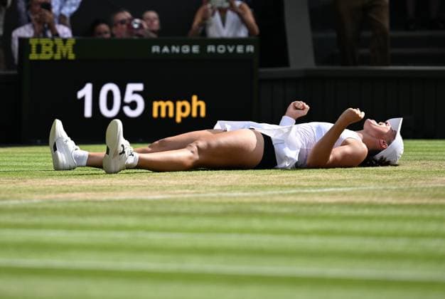 (250713) -- LONDON, July 13, 2025 -- Iga Swiatek celebrates her victory during the women s singles final between Iga Swiatek of Poland and Amanda Anisimova of the United States at the Wimbledon Tennis Championships in London, Britain, July 12, 2025. ) (SP)BRITAIN-LONDON-TENNIS-WIMBLEDON-WOMEN S SINGLES-FINAL ZhaoxDingzhe 