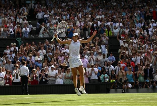(250713) -- LONDON, July 13, 2025 -- Iga Swiatek celebrates her victory during the women s singles final between Iga Swiatek of Poland and Amanda Anisimova of the United States at the Wimbledon Tennis Championships in London, Britain, July 12, 2025. ) (SP)BRITAIN-LONDON-TENNIS-WIMBLEDON-WOMEN S SINGLES-FINAL ZhaoxDingzhe 