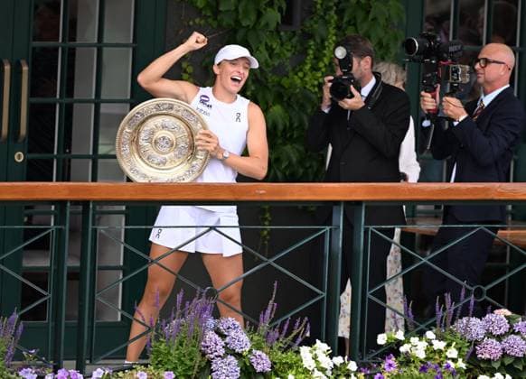 (250713) -- LONDON, July 13, 2025 -- Iga Swiatek poses with the trophy after the women s singles final between Iga Swiatek of Poland and Amanda Anisimova of the United States at the Wimbledon Tennis Championships in London, Britain, July 12, 2025. ) (SP)BRITAIN-LONDON-TENNIS-WIMBLEDON-WOMEN S SINGLES-FINAL LixYing 