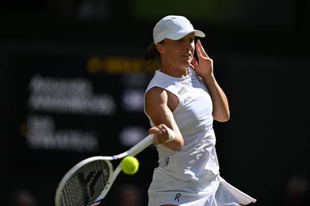 (250713) -- LONDON, July 13, 2025 -- Iga Swiatek hits a return during the women s singles final between Iga Swiatek of Poland and Amanda Anisimova of the United States at the Wimbledon Tennis Championships in London, Britain, July 12, 2025. ) (SP)BRITAIN-LONDON-TENNIS-WIMBLEDON-WOMEN S SINGLES-FINAL ZhaoxDingzhe 