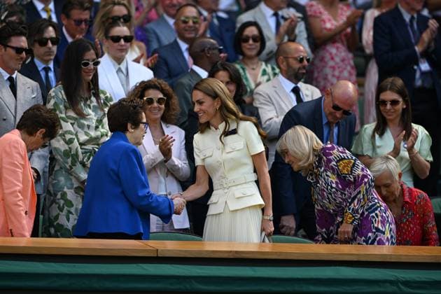(250713) -- LONDON, July 13, 2025 -- Britain s Catherine (C), Princess of Wales, shakes hands with tennis player Billie Jean King as they watch the women s singles final between Iga Swiatek of Poland and Amanda Anisimova of the United States at the Wimbledon Tennis Championships in London, Britain, July 12, 2025. ) (SP)BRITAIN-LONDON-TENNIS-WIMBLEDON-WOMEN S SINGLES-FINAL ZhaoxDingzhe 