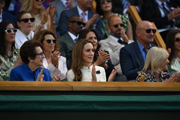 (250713) -- LONDON, July 13, 2025 -- Britain s Catherine (C), Princess of Wales, watches the women s singles final between Iga Swiatek of Poland and Amanda Anisimova of the United States at the Wimbledon Tennis Championships in London, Britain, July 12, 2025. ) (SP)BRITAIN-LONDON-TENNIS-WIMBLEDON-WOMEN S SINGLES-FINAL ZhaoxDingzhe 