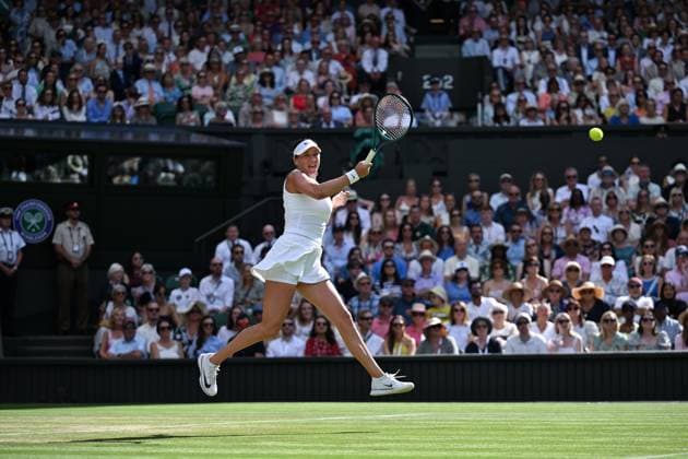 (250713) -- LONDON, July 13, 2025 -- Amanda Anisimova hits a return during the women s singles final between Iga Swiatek of Poland and Amanda Anisimova of the United States at the Wimbledon Tennis Championships in London, Britain, July 12, 2025. ) (SP)BRITAIN-LONDON-TENNIS-WIMBLEDON-WOMEN S SINGLES-FINAL ZhaoxDingzhe 