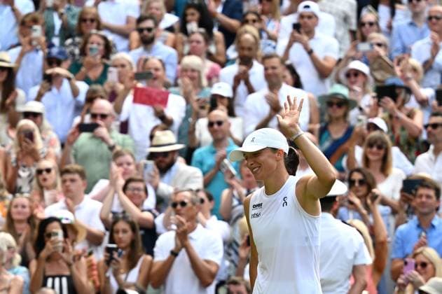 (250713) -- LONDON, July 13, 2025 -- Iga Swiatek celebrates during the women s singles final between Iga Swiatek of Poland and Amanda Anisimova of the United States at the Wimbledon Tennis Championships in London, Britain, July 12, 2025. ) (SP)BRITAIN-LONDON-TENNIS-WIMBLEDON-WOMEN S SINGLES-FINAL ZhaoxDingzhe 