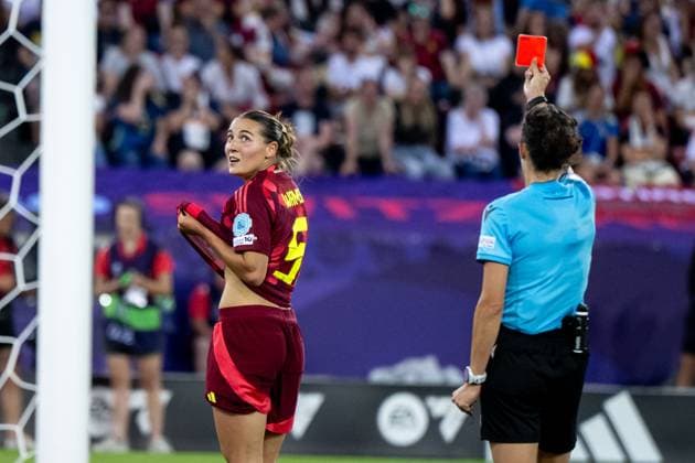 Referee Silvia Gasperotti Italy shows Carlotta Wamser Germany, 05 the red card, SUI, Sweden vs Germany, Football, UEFA Womens Euro 2025, Group C, Matchday 3, 2024 2025 season, 12 07 2025 SUI, Sweden vs Germany, Football, UEFA Womens Euro 2025, Group C, Matchday 3, 2024 2025 season, 12 07 2025 Zurich Copyright: xEibner-Pressefoto Memmlerx EP_MMR