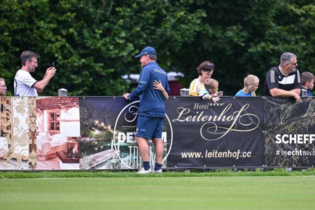 13 07 2025, Football, Season 2025 2026, 2 Bundesliga, Preparation, VfL Bochum summer training camp in Scheffau am Wilden Kaiser, Day 2, Coach Dieter Hecking VfL Bochum 1848 takes photos with fans, xRHR FOTO YYx Copyright: RHR-FOTOx RHR-FOTO YY