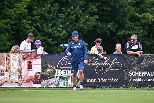 13 07 2025, Football, Season 2025 2026, 2 Bundesliga, Preparation, VfL Bochum summer training camp in Scheffau am Wilden Kaiser, Day 2, Coach Dieter Hecking VfL Bochum 1848 takes photos with fans, xRHR FOTO YYx Copyright: RHR-FOTOx RHR-FOTO YY