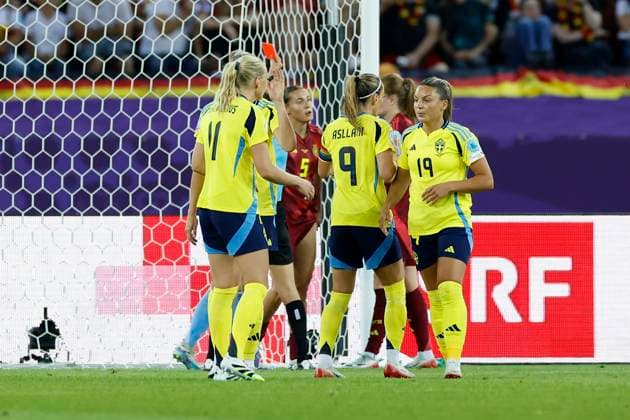 Referee, Referee Silvia Gasperotti shows Carlotta Wamser Germany, 5 the red card, sending off 12 07 2025, Football, UEFA Womens Euro, Sweden Germany, Switzerland, Zurich, Letzigrund Copyright: HMBxMedia xHeikoxBecker