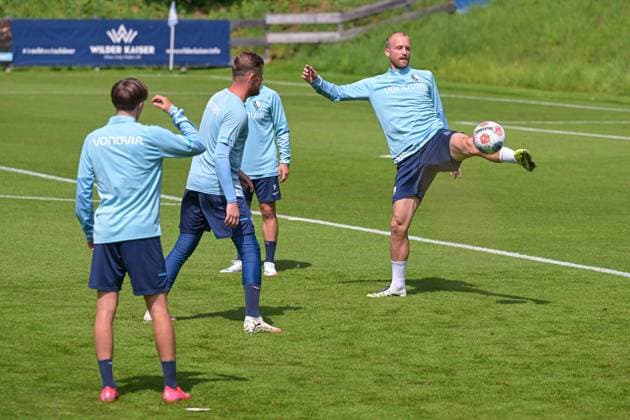 13 07 2025, Football, Season 2025 2026, 2 Bundesliga, Preparation, VfL Bochum summer training camp in Scheffau am Wilden Kaiser, Day 2, Goalkeeper Timo Horn VfL Bochum 1848 , Philipp Hofmann VfL Bochum 1848 xRHR PHOTO YYx Copyright: RHR-FOTOx RHR-FOTO YY