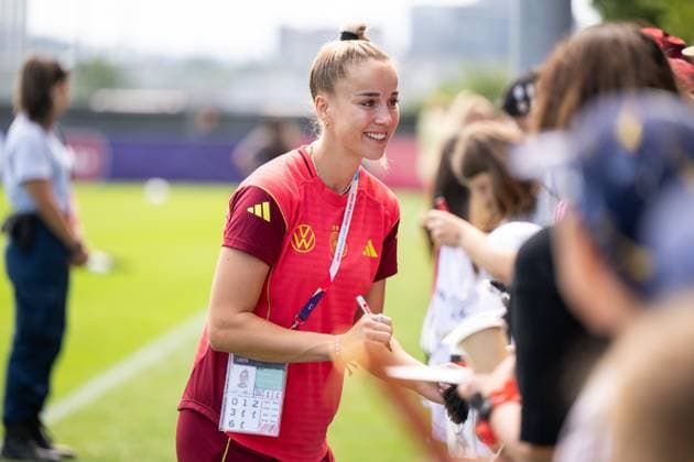 Giulia Gwinn Germany, 07 signs autographs for the fans, SUI, Public training soccer women national team Germany, UEFA Womens Euro 2025, season 2024 2025, 13 07 2025 SUI, Public training soccer women national team Germany, UEFA Womens Euro 2025, season 2024 2025, 13 07 2025 Zuerich Copyright: xEibner-Pressefoto Memmlerx EP_MMR