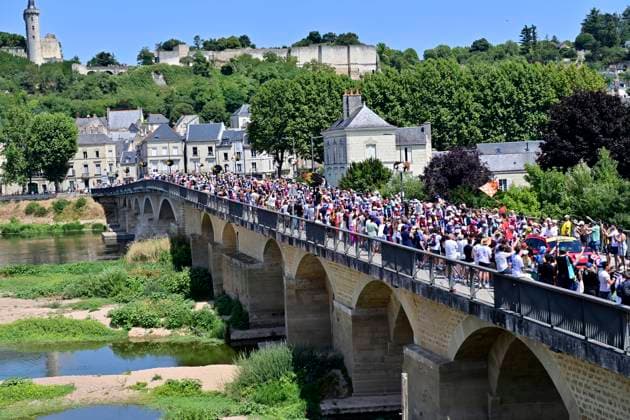 Tour de France 2025 Stage 9 CHATEAUROUX, FRANCE - JULY 13 : illustration picture peloton at the start during stage 9 of the 112th edition of Tour de France an UCI World Tour 2.UWT cycling road race stage for Men Elite of 170 km with start in Chinon and finish in Chateauroux on July 13, 2025 in Chateauroux, France, 13 07 2025 ( Motordriver Kenny Verfaillie - Chateauroux France  Copyright: xPetexGodingx