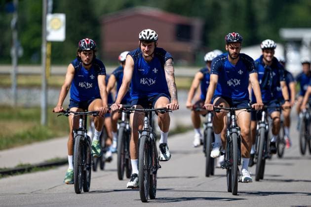 Fraser Hornby SV Darmstadt 98, 09 Matej Maglica SV Darmstadt 98, 05 and Aleksandar Vukotic SV Darmstadt 98, 20 on the way to training by bike SV Darmstadt 98, Football, 2 Bundesliga, training camp, 4 day, 13 07 2025 SV Darmstadt 98, Football, 2 Bundesliga, training camp, 4 day, 13 07 2025 Bad Wörishofen Copyright: xEibner-Pressefoto FlorianxWiegandx EP_FWD