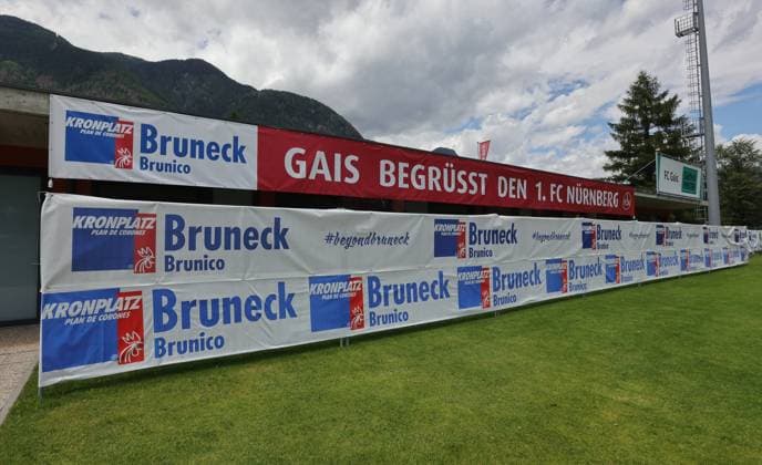 13 07 2025 Soccer 2 Soccer Bundesliga Season 2025 2026 1 FC Nürnberg FCN Club Training Camp Summer Summer Training Camp Gais Bruneck South Tyrol Zink DaMa xdaxmax Symbol Image Symbol Photo Feature Impression Sports Field Training Field Soccer Field Gais Banner Banner Gais welcomes 1 FC Nürnberg