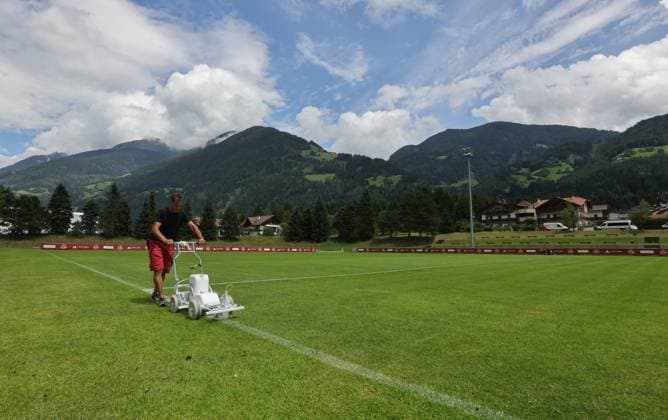 13 07 2025 Soccer 2 Soccer Bundesliga Season 2025 2026 1 FC Nürnberg FCN Club Training Camp Summer Summer Training Camp Gais Bruneck South Tyrol Zink DaMa xdaxmax Symbol Image Symbol Photo Feature Impression Sports Field Training Field Soccer Field Gais Groundsman Marked Lines
