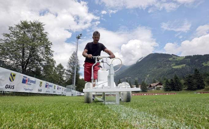 13 07 2025 Soccer 2 Soccer Bundesliga Season 2025 2026 1 FC Nürnberg FCN Club Training Camp Summer Summer Training Camp Gais Bruneck South Tyrol Zink DaMa xdaxmax Symbol Image Symbol Photo Feature Impression Sports Field Training Field Soccer Field Gais Groundsman Marked Lines
