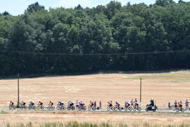 Tour de France 2025 Stage 9 CHATEAUROUX, FRANCE - JULY 13 : illustration picture peloton during stage 9 of the 112th edition of Tour de France an UCI World Tour 2.UWT cycling road race stage for Men Elite of 170 km with start in Chinon and finish in Chateauroux on July 13, 2025 in Chateauroux, France, 13 07 2025 ( Motordriver Kenny Verfaillie - Chateauroux France  Copyright: xPetexGodingx