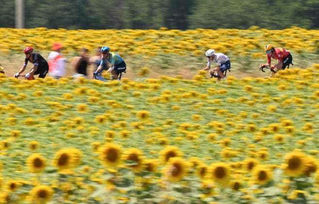 Tour de France 2025 Stage 9 CHATEAUROUX, FRANCE - JULY 13 : illustration picture of the riders during stage 9 of the 112th edition of Tour de France an UCI World Tour 2.UWT cycling road race stage for Men Elite of 170 km with start in Chinon and finish in Chateauroux on July 13, 2025 in Chateauroux, France, 13 07 2025 ( Motordriver Kenny Verfaillie - Chateauroux France  Copyright: xPetexGodingx