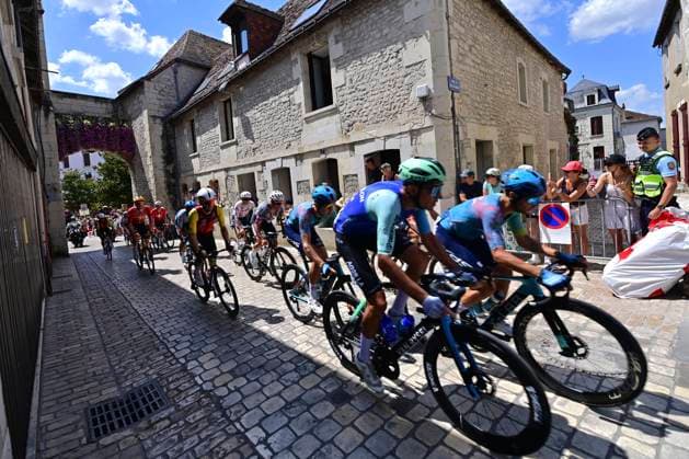 Tour de France 2025 Stage 9 CHATEAUROUX, FRANCE - JULY 13 : illustration picture peloton during stage 9 of the 112th edition of Tour de France an UCI World Tour 2.UWT cycling road race stage for Men Elite of 170 km with start in Chinon and finish in Chateauroux on July 13, 2025 in Chateauroux, France, 13 07 2025 ( Motordriver Kenny Verfaillie - Chateauroux France  Copyright: xPetexGodingx