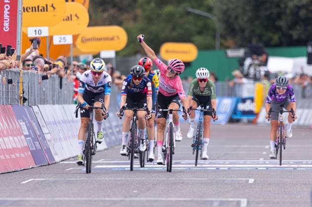 Elisa Longo Borghini winning the Pink Jersey during Giro d Italia Women - Stage 8 - Forli Imola, Giro d Italia race in Imola, Italy, July 13 2025  Copyright: xTommasoxBerardi IPAxSportx xipa-agency.netx xx IPA_60334566 IPA_Agency_IPA60334566