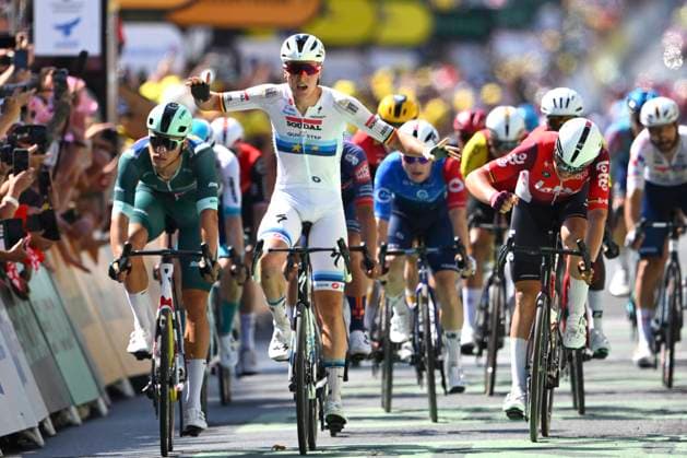 Tour de France 2025 Stage 9 CHATEAUROUX, FRANCE - JULY 13 : Merlier Tim (BEL) of Soudal Quick-Step wins, second place for Milan Jonathan (ITA) of Lidl - Trek, third place for De Lie Arnaud (BEL) of Lotto during stage 9 of the 112th edition of Tour de France an UCI World Tour 2.UWT cycling road race stage for Men Elite of 170 km with start in Chinon and finish in Chateauroux on July 13, 2025 in Chateauroux, France, 13 07 2025 ( Motordriver Kenny Verfaillie - Chateauroux France  Copyright: xVincentxKalutx