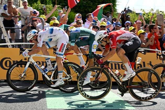 Tour de France 2025 Stage 9 CHATEAUROUX, FRANCE - JULY 13 : Merlier Tim (BEL) of Soudal Quick-Step wins, second place for Milan Jonathan (ITA) of Lidl - Trek, third place for De Lie Arnaud (BEL) of Lotto during stage 9 of the 112th edition of Tour de France an UCI World Tour 2.UWT cycling road race stage for Men Elite of 170 km with start in Chinon and finish in Chateauroux on July 13, 2025 in Chateauroux, France, 13 07 2025 ( Motordriver Kenny Verfaillie - Chateauroux France  Copyright: xVincentxKalutx