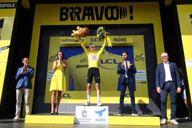 Sport Bilder des Tages Tour de France 2025 Stage 9 CHATEAUROUX, FRANCE - JULY 13 : Pogacar Tadej (SLO) of UAE Team Emirates pictured with the yellow jersey during the podium ceremony of stage 9 of the 112th edition of Tour de France an UCI World Tour 2.UWT cycling road race stage for Men Elite of 170 km with start in Chinon and finish in Chateauroux on July 13, 2025 in Chateauroux, France, 13 07 2025 ( Motordriver Kenny Verfaillie - Chateauroux France  Copyright: xVincentxKalutx